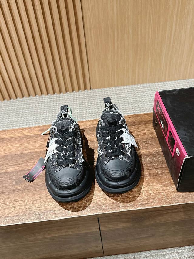 顶级版本 低帮开口笑2.0系列重磅来袭 厚底软得像是自带弹簧，鞋型把整条腿衬得特别秀气，配中筒袜瞬间变身学院少女，7Cm大底轻盈又增高，感觉脖子以下全是腿了 李