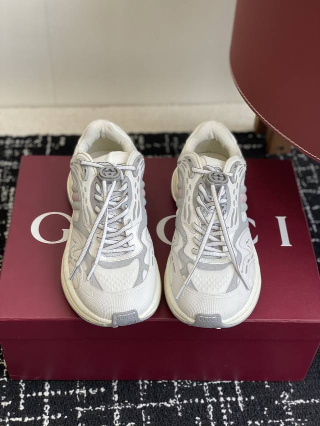 代购级 Gucci古驰 2.0运动鞋 情侣款 复古 休闲鞋 跑鞋 原版购入开发 做货 这款Gucci 2.0运动鞋焕新演绎品牌标志性条纹织带元素。这款运动鞋焕新