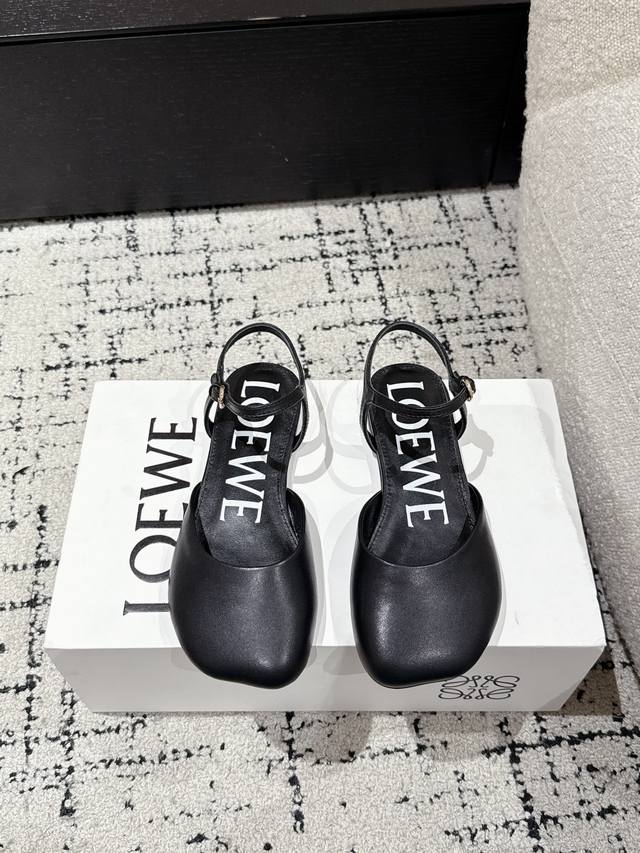 顶级版本 Loewe 罗意威 25 春夏最新款 平底 时装凉鞋 今年超火的品牌 好多明星网红时尚博主种草 喜欢这种风格的小仙女必须要入手哦！ 鞋头大头的设计 超