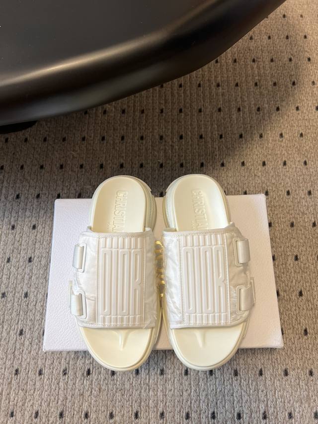 顶级版本 Dior 25Ss 春夏新款 D字刺绣厚底运动拖鞋 特百搭经典款式 此款休闲鞋采用印花网眼织物精心制作，搭配同色调软发泡大底，大底侧边饰以品牌Logo