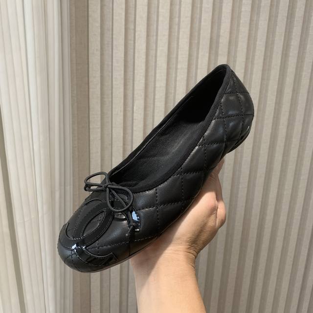 Chane*｜小香经典大双C蝴蝶结 芭蕾舞鞋 一起做个奶乖奶乖的香香女孩呀 看到这双鞋的时候我是直接原地心动 经典与艺术感兼具 日常出街造型随你凹！ 鞋面采用进