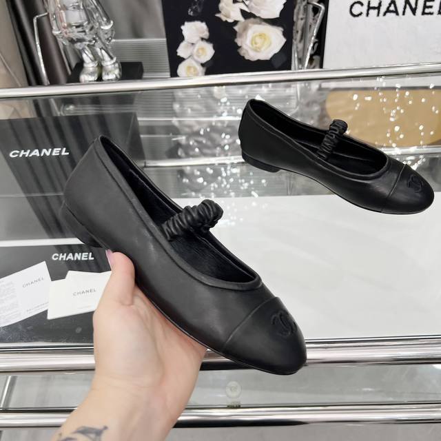 高版本乐福鞋Chane*｜小香2025官网香奈儿夏季玛丽珍袜子单鞋四季，系列新品乐福鞋满满的复古风 秀气的鞋型 看着就很讨喜，小圆的鞋头 衬托脚也变得瘦瘦的，上