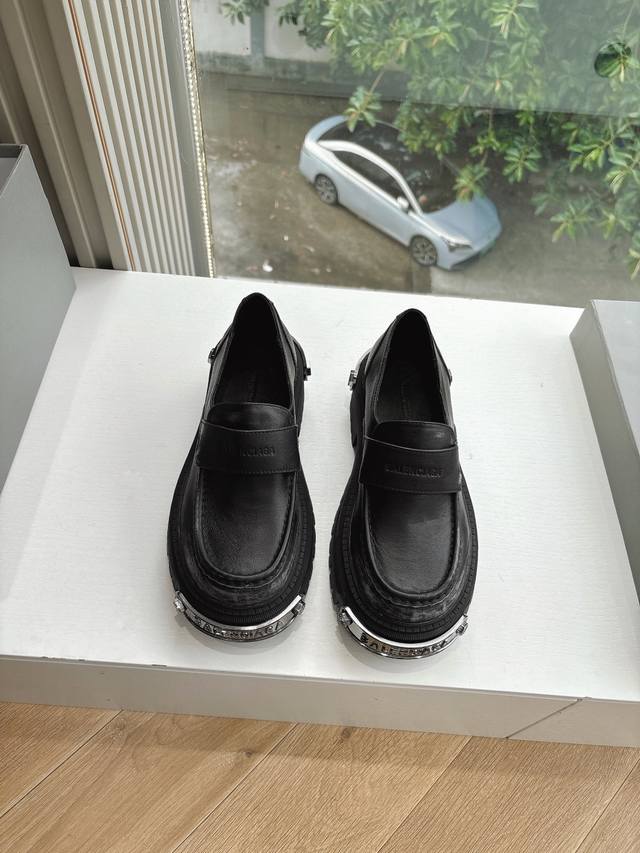 Balenciaga 巴黎世家 军靴全新秋冬情侣高帮单鞋切尔西短靴破洞做旧复古风格，以崭新视角演绎“中古风”黑色百搭经典配色 大底鞋头处有品牌Logo 鞋面：进