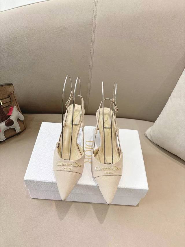 Dior2025 春夏新品钢印字母Logo单鞋 凉鞋系列 单鞋 高跟鞋 顶级版本 延续D家永恒经典！这款鞋低调不失华丽 性感又不显张扬 鞋型是大家都爱的秀气款