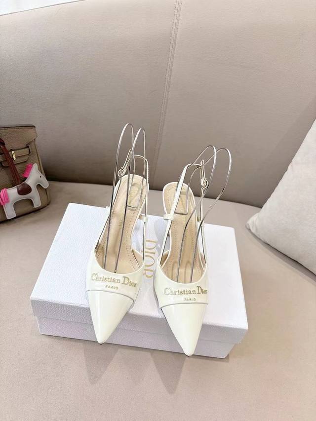 Dior2025 春夏新品钢印字母Logo单鞋 凉鞋系列 单鞋 高跟鞋 顶级版本 延续D家永恒经典！这款鞋低调不失华丽 性感又不显张扬 鞋型是大家都爱的秀气款