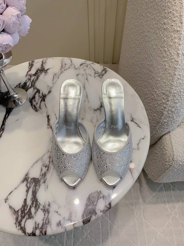 出厂价P Christian Loubouti* 新款鱼嘴高跟拖鞋 流畅的曲线勾勒曼妙风情 尽显性感风姿 万年经典款 鞋面羊京水钻 内里垫脚羊皮 原版进口Ar1