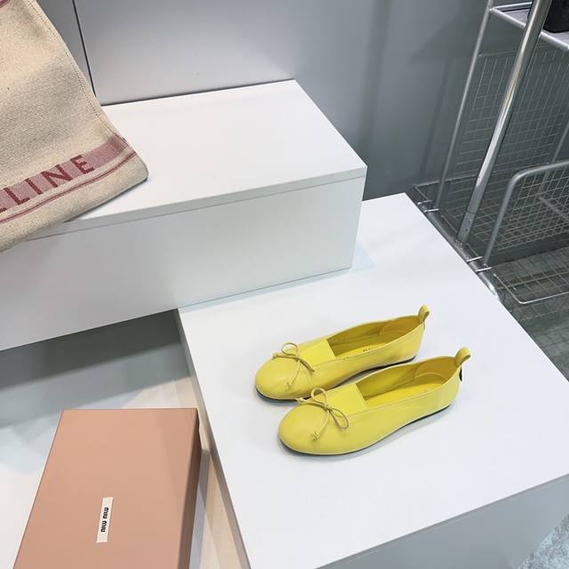 高品质出厂 ！顶级品质Miumiu缪缪25春夏新款简易复古蝴蝶结圆头粗跟单鞋！春夏清新配色曲线优美，日常穿搭都很搭后跟有专属标识性Logo格调，上脚尽显优雅魅力