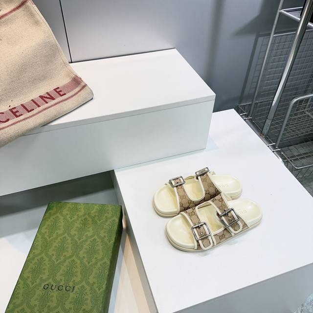高品质出厂 ！顶级品质Gucci 古驰25春夏新款经典双G老花布扣带水台简易沙滩拖鞋！ 简约推荐一款好穿的G家厚底拖，脱下高跟，解放我们的双脚，一双好看又好穿的