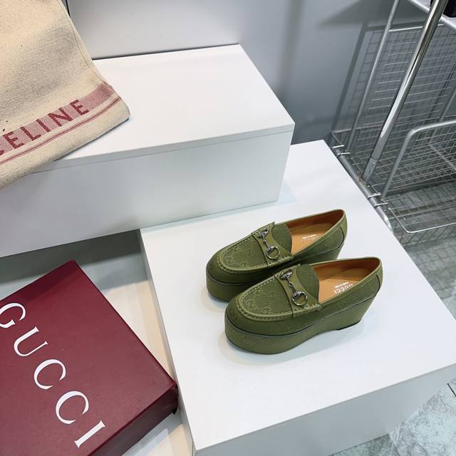 高品质出厂 ！顶级品质Gucci 古驰2025春夏新款经典老花布恨天高防水台乐福鞋单鞋！恨天高趾露凉鞋 防水台的 经典老花布品牌Logo持加，具有超辨高识度！此