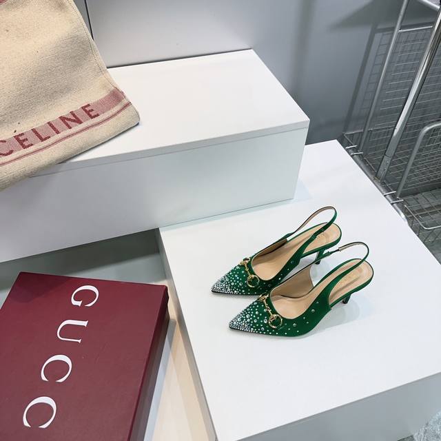 高品质出厂 ！顶级品质Gucci 2025春夏新品经典马衔扣奢华真丝烫钻后空高跟凉鞋！魅力尖头婚鞋，鞋面缀饰闪耀夺目的水晶细节，尖头设计别具匠心，为整体廊形增添