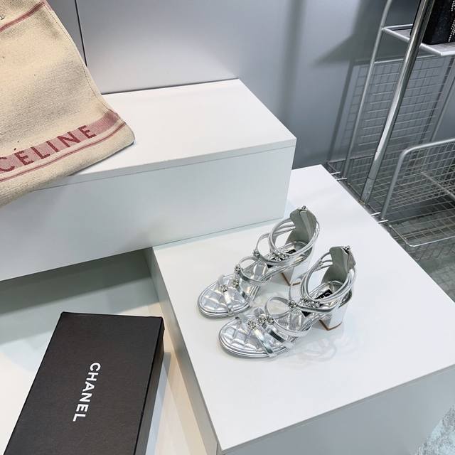 高品质出厂 ！顶级品质Chanel香奈儿｜小香25春夏新品 珍珠配饰双C粗跟凉鞋！ 乖巧秀气的珍珠跟优雅减龄 仙气满满的公主氛围！ 鞋面采用进口混种羊皮 软漆皮