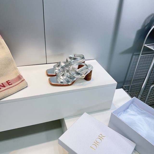 高品质出厂高跟 ！顶级品质Dior 迪奥25春夏新款镂空叠层Cd交叉带凉拖鞋猪鼻子编织带粗跟罗马凉鞋！ 这款 D-Club 凉拖是二零二五秋季系列新品，以简约优
