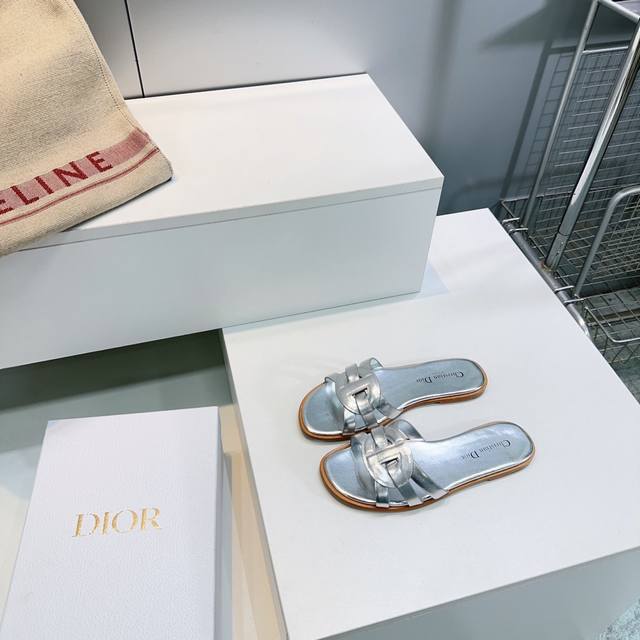 高品质出厂 ！顶级品质Dior 迪奥25春夏新款镂空叠层Cd交叉带凉拖鞋猪鼻子编织带平底拖鞋！ 这款 D-Club 凉拖是二零二五秋季系列新品，以简约优雅的设计