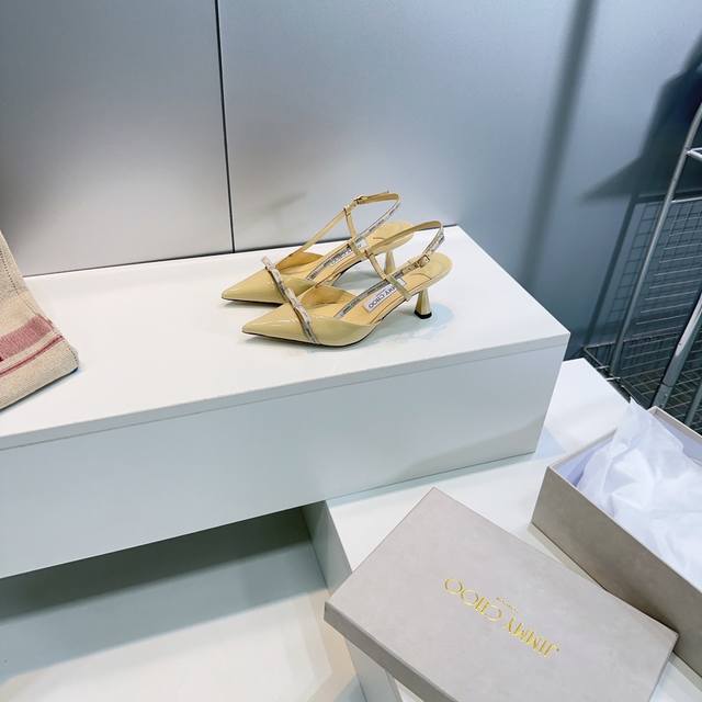 高品质出厂 ！顶级品质Jimmy Choo 25春夏新款蝴蝶结Logo织带尖头后空复古 重工艺精致小跟单鞋 同步专柜 主打精致 舒适度休闲 甜美 无解风都轻松满