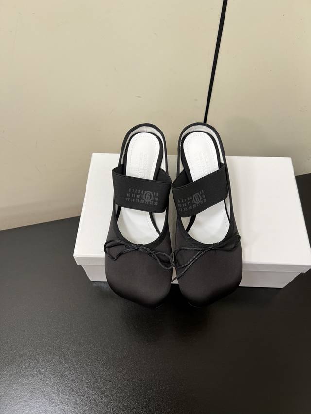 Maison Marginala Mm6初春新品粗跟苹果头高跟半拖穆勒鞋 马吉拉设计师太有才了 采用粗跟作为设计元素打造鞋品 单鞋干练精致 半拖搭配短裙 性感个