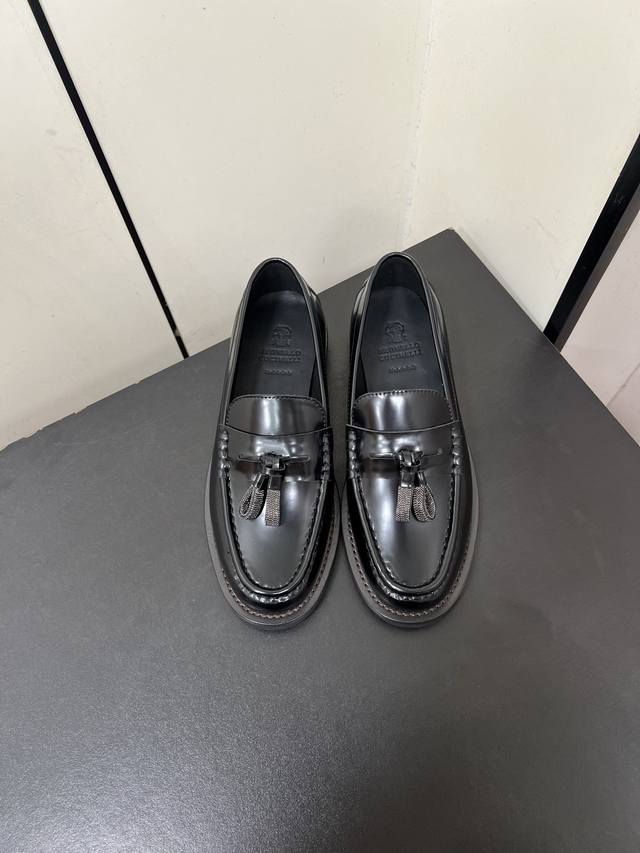 Brunello Cucinelli 新款Bc经典休闲鞋一脚蹬乐福鞋系列单鞋 Bc是意大利知名品牌，极简主义风格，复古又高级！简约又大气，属于非常耐看的款式！高