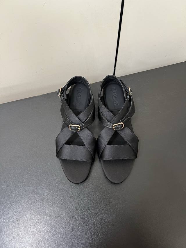 Loro Piana Lp新款交叉真丝凉鞋 极简主义风格。属于非常耐看的款式！原版开发，Lp意大利顶级奢侈品牌 低调奢华 设计都是一贯纯色系 简单、细节巧妙、清