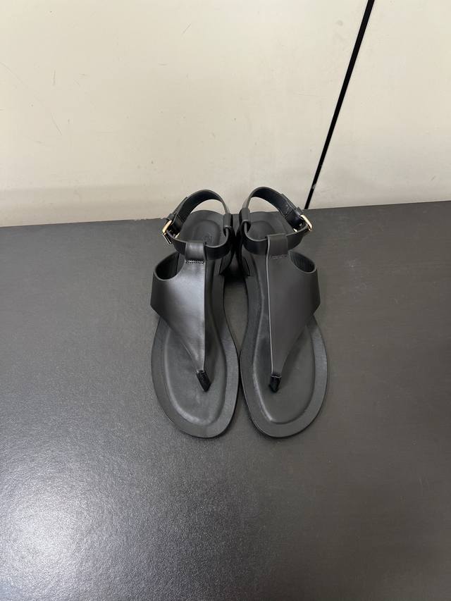 Loro Piana新款Lp凉鞋。极简主义风格。属于非常耐看的款式！鞋面垫脚油蜡皮，橡胶底 油蜡皮有轻微擦痕、折痕属于正常现象，介意者慎拍 码数：35-42 3