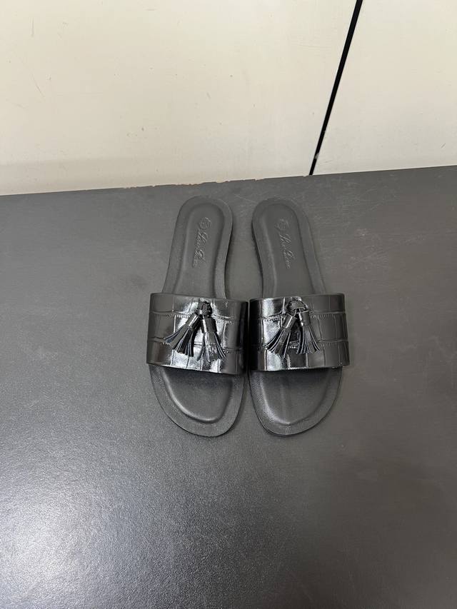 Loro Piana 经典爆款出品Lp一字流苏拖鞋凉鞋 原来这就是传说走两万步都不会累脚的夹脚凉鞋把颜值和脚感都拿捏住了，上脚一走就会被彻底沦陷～极简的设计吸睛