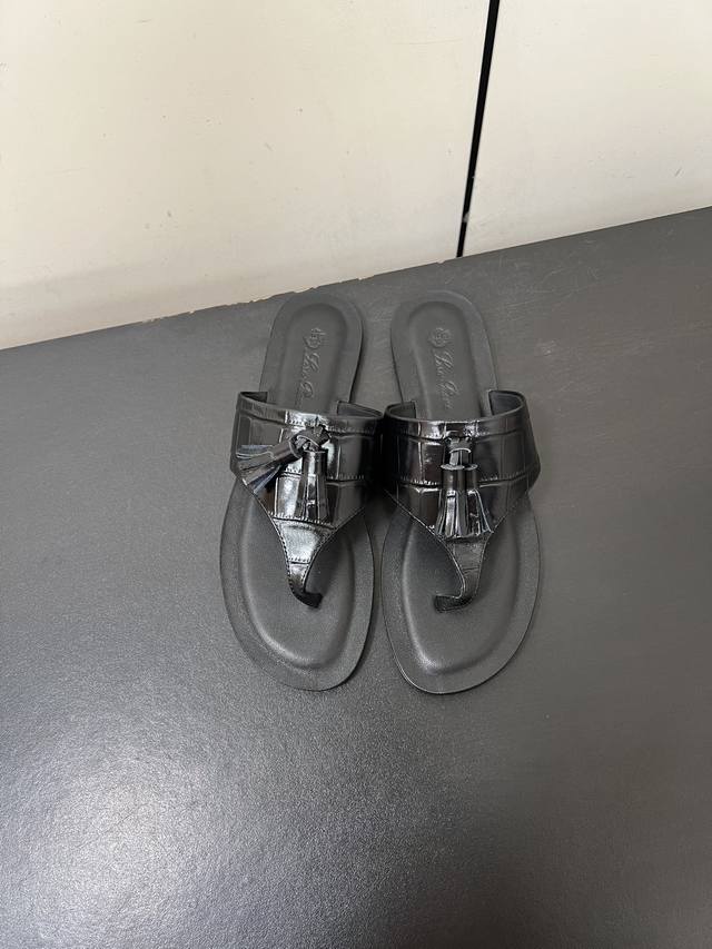 Loro Piana 经典爆款出品Lp英伦夹脚拖鞋凉鞋 原来这就是传说走两万步都不会累脚的夹脚凉鞋把颜值和脚感都拿捏住了，上脚一走就会被彻底沦陷～极简的设计吸睛