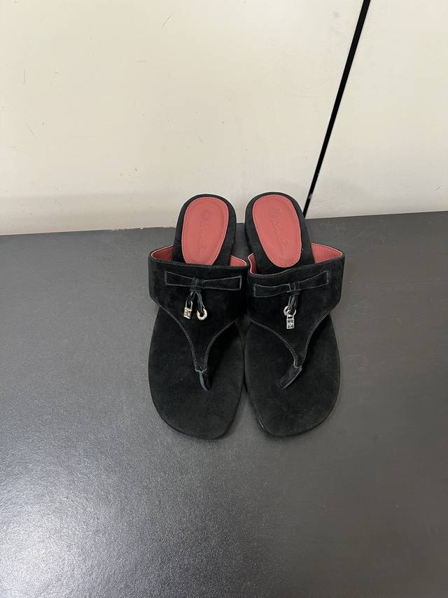 Loro Piana 经典爆款出品Lp英伦夹脚拖鞋凉鞋 原来这就是传说走两万步都不会累脚的夹脚凉鞋把颜值和脚感都拿捏住了，上脚一走就会被彻底沦陷～极简的设计吸睛
