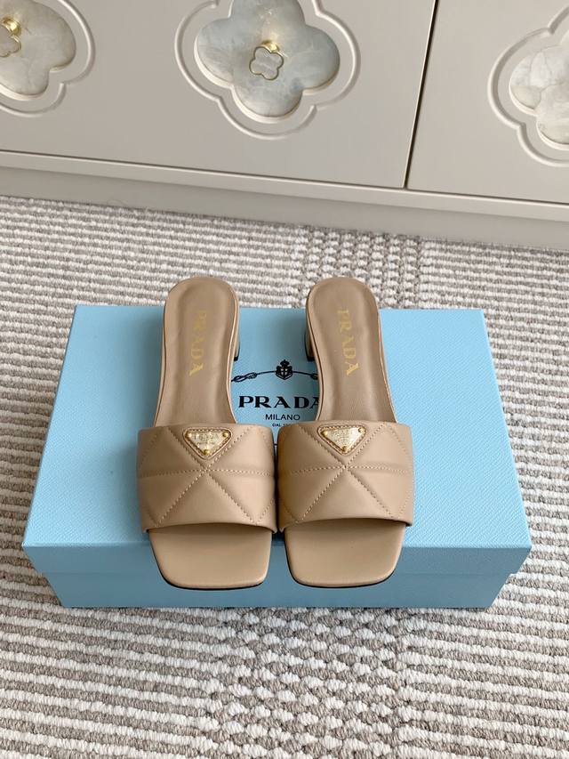 Prada普拉达新款三角标三角跟方头粗跟拖鞋 顶级品质 材质与工艺： 鞋面：进口牛皮面 内里：原版羊皮内里 跟高：3.5Cm 进口真皮大底 Size：35-40