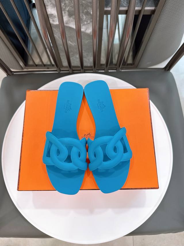 全新升级Tpu带亮光版 Size:36-41 H拖爆款，专柜春季新款，购入原版，历时2个月开模，保证和原版版型细节一致。 鞋子材质Tpu和专柜材质一致，带自然清