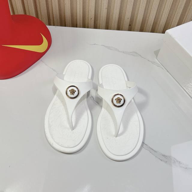 蝴蝶结款 普通款 Size:36-42 单码单模 独家Versace范思哲 夏季经典人字拖，专柜色，都是超级显白 材质：原版Tpu材质，不是Pvc 五金：原版开