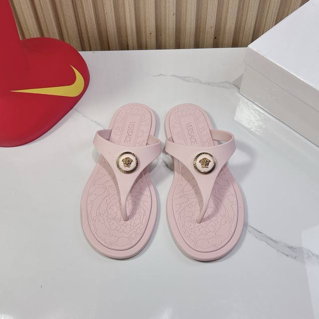 蝴蝶结款 普通款 Size:36-42 单码单模 独家Versace范思哲 夏季经典人字拖，专柜色，都是超级显白 材质：原版Tpu材质，不是Pvc 五金：原版开