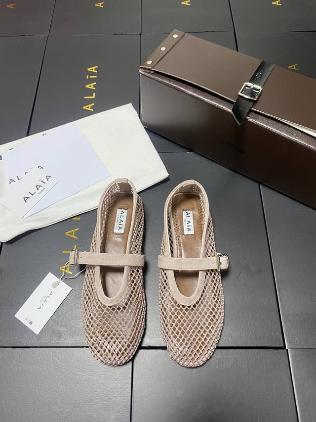 网纱款！！！羊京杏色 Alaia 走秀款平底芭蕾舞平底单鞋！ 甜酷芭蕾风，人气超高的一款芭蕾舞鞋，浪漫又迷人舒适百搭。 原版订制牛皮施华钻 面料， 羊皮内里，私