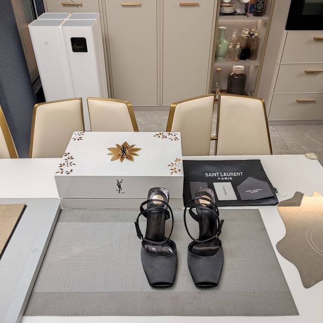 Saint Laurent ” Syl圣罗兰 顶级版本 25Ss众明星网红追捧的坡跟斜高跟，方头绑带小鱼嘴凉鞋。 Syl 2025官方Vip 贵宾版金花磁铁盒