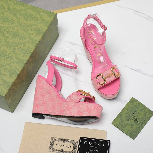 最高版本 Gucci 春季款新防水台高跟走鞋款秀 驰古恨天高趾露凉鞋 防水台的 尚时的品牌Logo持加，具有超辨高识度 各品大争牌恐先推后出超系跟高列 Gucc