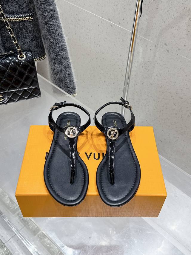 顶级版本 Louis Vuitton 路易威登 Lv新款简约百搭夹脚平底凉鞋 鞋面：进口漆皮 垫脚：羊皮 鞋底：进口真皮大底 Size：#35-41 40.41