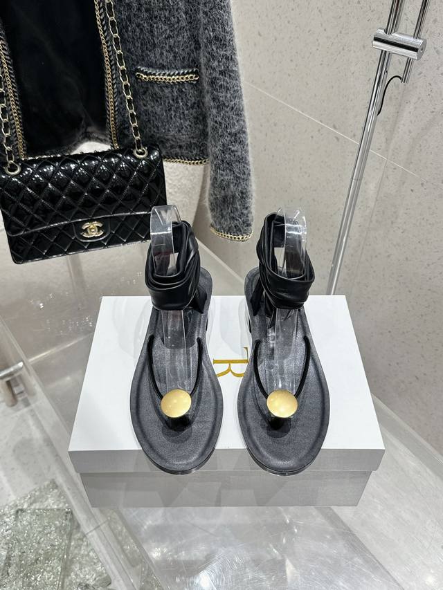 顶级版 Therow 2025Ss时髦腕带夹脚粗跟凉鞋 太简约时髦啦！没有一丢丢多余的设计 有一丢高级又简约的感觉其实除了好看以外它的舒适度真的是好穿到舍不得脱