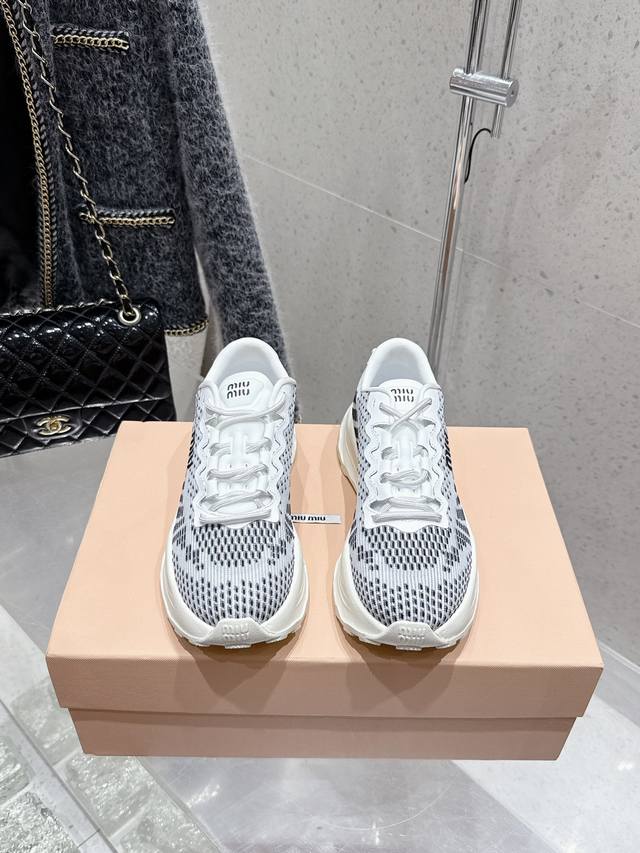 高质量出厂 Miumiu 缪缪 25Ss 新款 休闲鞋 运动鞋 面料：原版定制科技拼色透气网面 内里：原版透气网布内里 鞋底：原版开模防滑轻质橡胶大底 Size