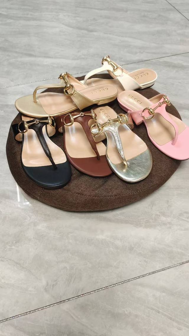 橙子出厂价P 集图 Gucci 古驰经典老花马衔扣 夹脚凉鞋 夹脚拖 夏天最值得入手的单品 自带高级气场的凉鞋 搭配裙装裤装率性洒脱 日常度假都是必不可少！ 鞋