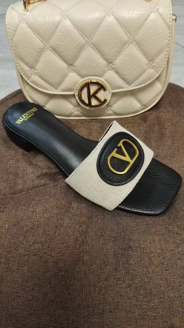 橙子出厂价P 集图 Valentino 华伦天奴 25Ss 2025春夏新品 Signature金属V扣拖鞋 上新 Valentino Garavani 的经典