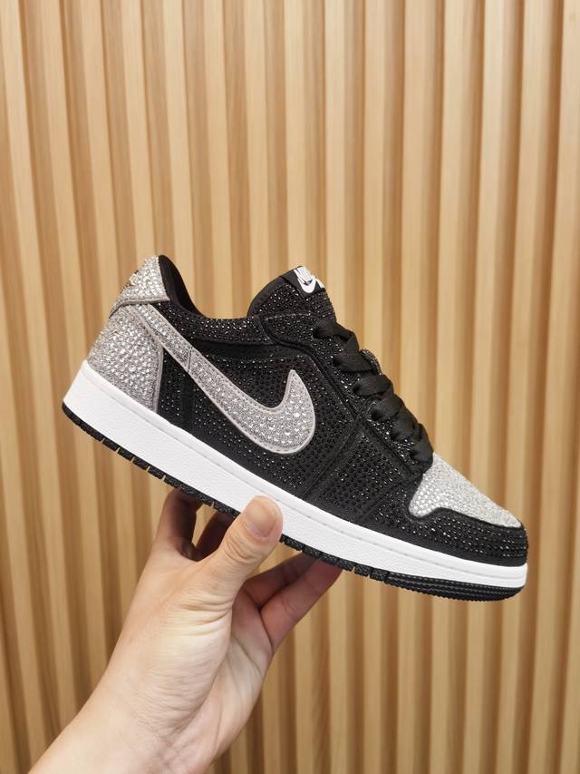 出厂:情侣 独家顶级版本 Air Jordan耐克联名25Vs春夏最新王炸爆款系列 情侣烫钻休闲鞋 唯独一款牛皮拼色的高帮鞋，耐克乔一情侣毛鞋让鞋迷大开眼界，各