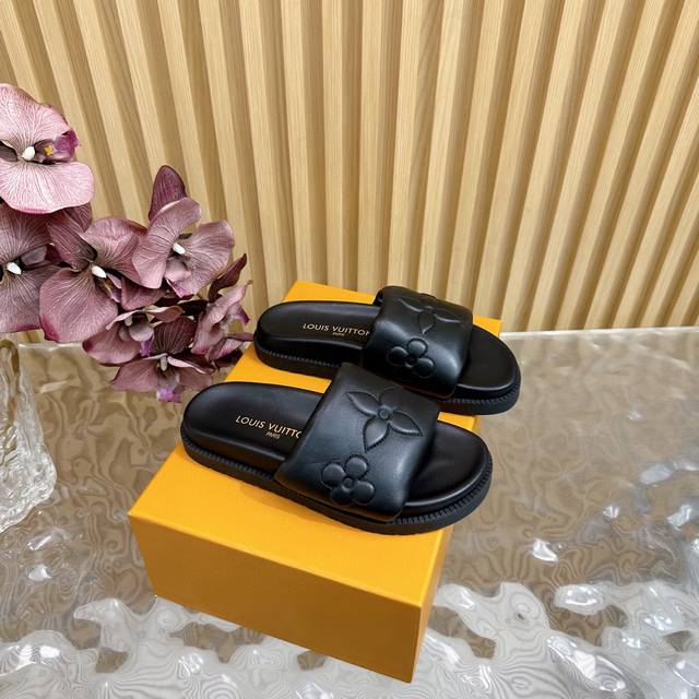 Lv 2025春夏新品 专柜Lv驴牌爆款 浮雕Logo 压花 凉拖鞋 本款 Pool Pillow Comfort 平底凉拖取材科技织物，以高频压印技术重绎 M