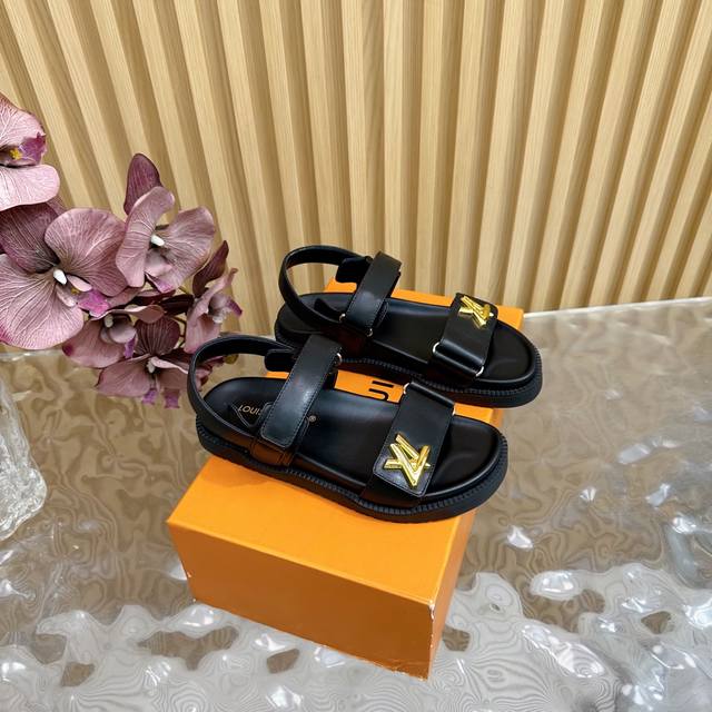 Lv 2025春夏新品 专柜Lv驴牌爆款 浮雕Logo 压花 凉拖鞋 本款 Pool Pillow Comfort 平底凉拖取材科技织物，以高频压印技术重绎 M