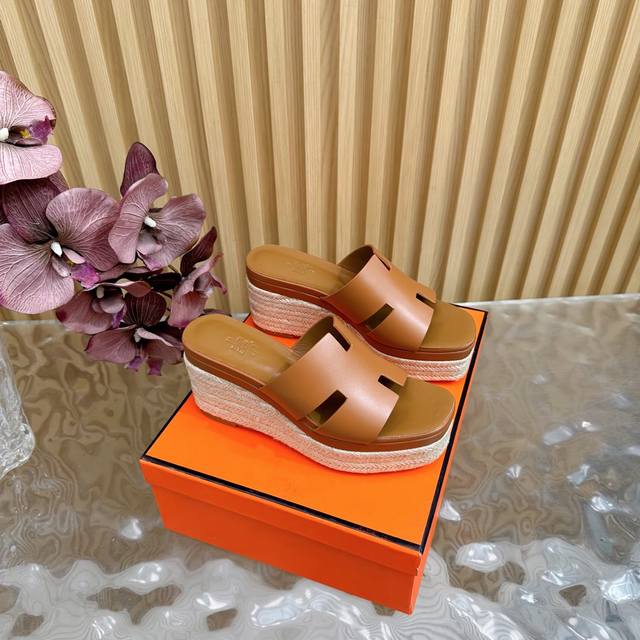 2025新款专柜同步更新 HermèS 爱马仕经典麻绳厚底拖鞋 极约复古的设计 浓厚的异域风情 时髦感十足、随便上脚都很有腔调 简简单单的款式随便搭配一下高级感