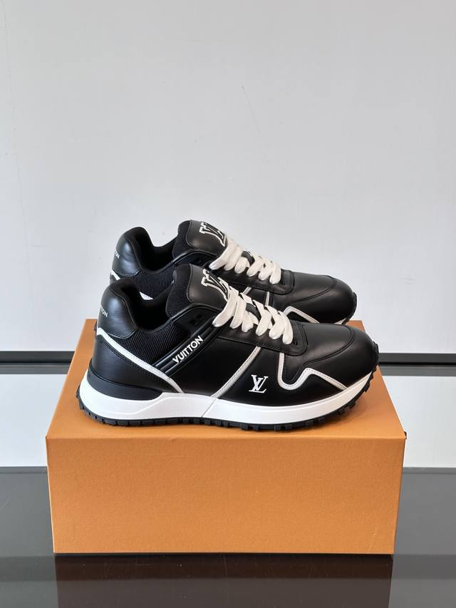 Lvrun Away Maxi 情侣款运动鞋初次亮相于 2025 早秋系列，以大号版本延续 Run Away 运动鞋的标志性设计。光滑牛皮革鞋面融入撞色 Lv