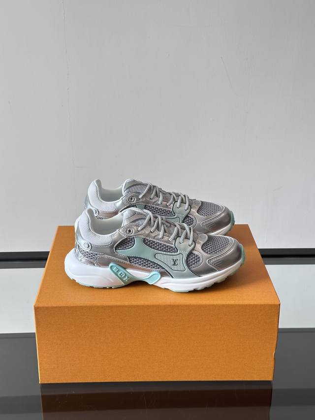 路易威登新品情侣款休闲运动鞋 Lv也有自己的银角大王了 简约设计重绎经典跑鞋 科技感运动感满满 时尚轻盈又舒适 P： 。Size：35-45
