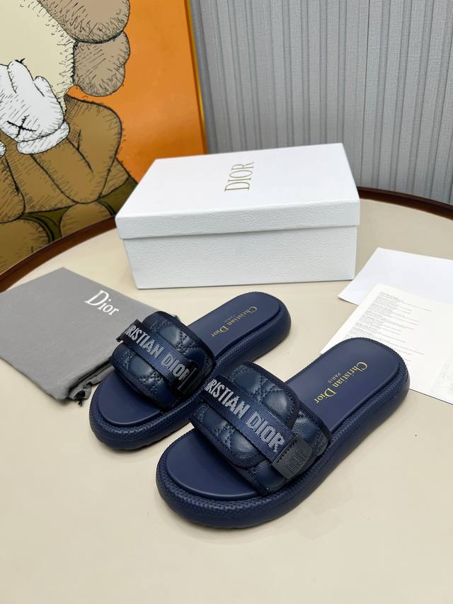出厂价P Dior迪奥高版本拖鞋，2025新品经典款代购级别品质国外专柜爆款厚底拖鞋 鞋面内里：原版定制特殊电绣材料， 鞋底：原版开模1.1 轻便 底厚：后