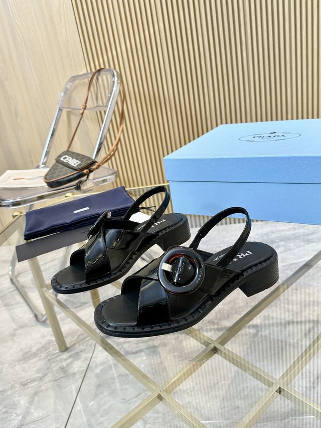 Prada 2025春夏新款交叉凉拖鞋来啦！** 最新走秀款，经典升级 舒适度与时髦度双重在线！圆头设计百搭不挑人，无论是慵懒度假风还是都市极简穿搭都能轻松驾驭