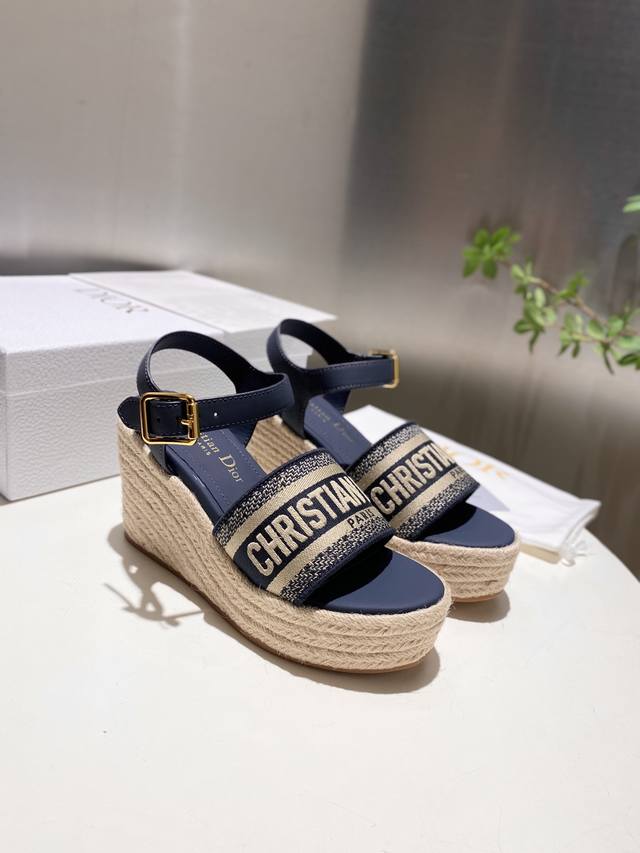 爆款爆款 Dior 迪奥 25Ss 夏季高版本新款凉鞋. 简约超级百搭. 上脚完美奢华可任意搭配春夏服饰. 脚感更是舒适！材质原版完美复刻. 原版拆解开模. 面