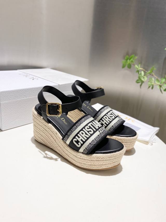 爆款爆款 Dior 迪奥 25Ss 夏季高版本新款凉鞋. 简约超级百搭. 上脚完美奢华可任意搭配春夏服饰. 脚感更是舒适！材质原版完美复刻. 原版拆解开模. 面
