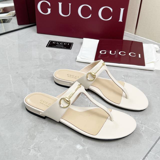 Gucci 古驰 25Ss经典马衔扣人字夹趾拖鞋 顶级版本！原版1:1复刻，欢迎对比！标志浅金马衔扣焕新再现品牌发源地的经典优雅格调，这款拖鞋匠心融蕴醒目的金色