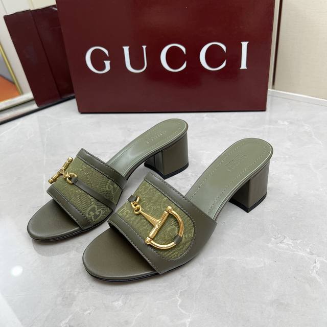 Gucci 古驰 25Ss最新拖鞋 这款颇具辨识度 经典大D马衔扣细节，尽显别样魅力，设计融合传统灵感与现代百搭风格，优雅点缀造型 面料： 羊猄+皮 牛皮+ 布