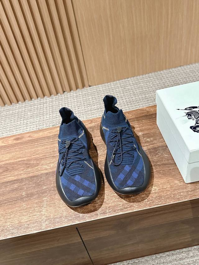 莞产 #巴宝莉新款男士3D弹力飞织系带休闲板鞋 巴宝莉这个牌子完全是妥妥低调奢华的奢侈品，因为它不会满大街撞款，在版型上也不会看起来那么粗犷，而且基本没有啥Lo